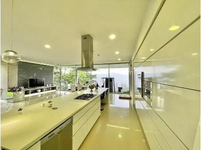 Casa de 3 alcobas en venta en El Poblado, Medellín, 730 m² · foto 3 de 11