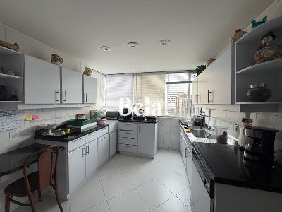 Apartamento de 3 alcobas en venta en Los Rosales, Bogotá, 251 m² · foto 7 de 15