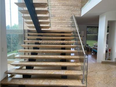Casa de 5 alcobas en venta en San Jose De Bavaria, Bogotá, 585 m² · foto 3 de 15