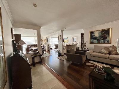 Apartamento de 3 alcobas en venta en Santa Barbara Central, Bogotá, 159 m² · foto 2 de 20