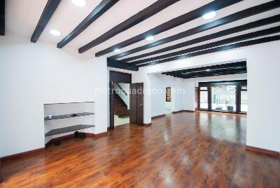 Casa de 5 alcobas en venta en Quinta Camacho, Bogotá, 600 m² · foto 3 de 9