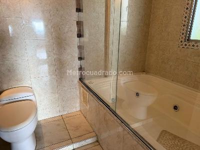 Apartamento de 2 alcobas en venta en Refugio Alto, Bogotá, 177 m² · foto 10 de 20