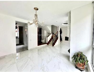 Casa de 4 alcobas en venta en Villas De Santa Teresa, Bogotá, 203 m² · foto 2 de 20