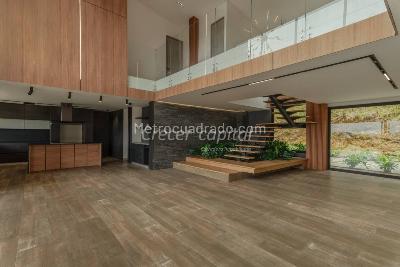 Casa de 5 alcobas en venta en Loma Del Escobero, Envigado · foto 3 de 9
