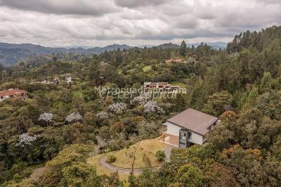 Casa de 5 alcobas en venta en Loma Del Escobero, Envigado · foto 9 de 9