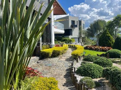 Casa de 3 alcobas en venta en El Poblado, Medellín, 1800 m² · foto 2 de 20