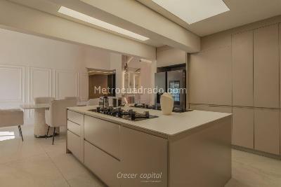 Apartamento en venta en Altos Del Poblado, Medellín · foto 2 de 8