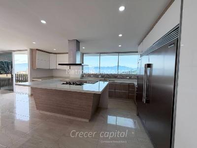 Casa de 5 alcobas en arriendo en Altos Del Poblado, Medellín, 1636 m² · foto 11 de 20
