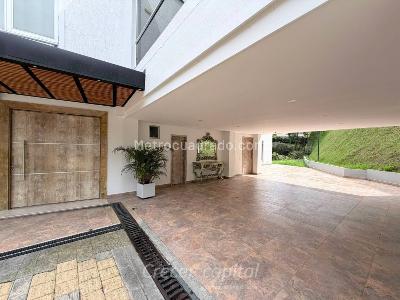 Casa de 5 alcobas en arriendo en Altos Del Poblado, Medellín, 1636 m² · foto 7 de 20
