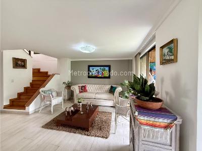 Casa de 4 alcobas en venta en Loma El Atravezado, Envigado, 240 m² · foto 2 de 17