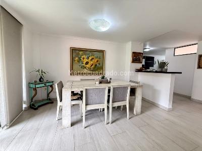 Casa de 4 alcobas en venta en Loma El Atravezado, Envigado, 240 m² · foto 3 de 17