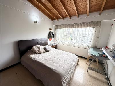 Casa de 4 alcobas en venta en Loma El Atravezado, Envigado, 240 m² · foto 12 de 17