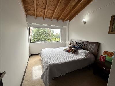 Casa de 4 alcobas en venta en Loma El Atravezado, Envigado, 240 m² · foto 13 de 17