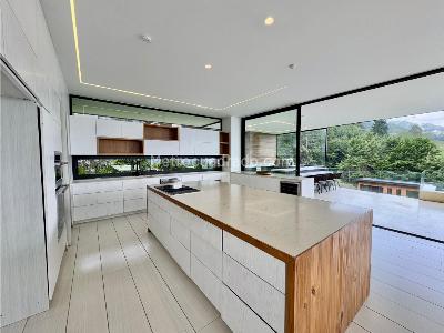 Casa de 5 alcobas en venta en El Poblado, Medellín, 922 m² · foto 13 de 20