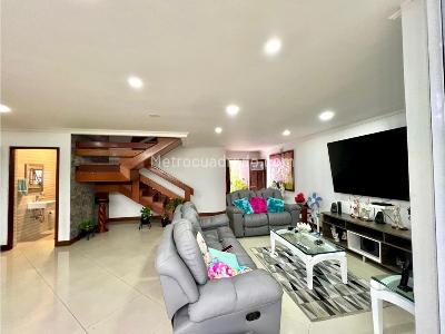 Casa de 3 alcobas en venta en Altos Del Poblado, Medellín, 260 m² · foto 2 de 13