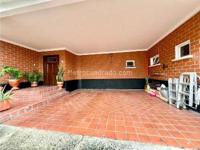 Casa de 3 alcobas en venta en Altos Del Poblado, Medellín, 260 m² · foto 5 de 13
