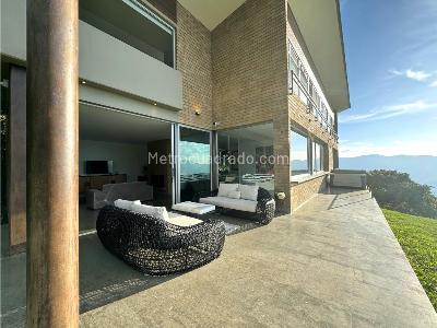 Casa de 3 alcobas en venta en El Poblado, Medellín · foto 2 de 13