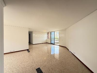 Apartamento de 3 alcobas en venta en El Poblado, Medellín, 160 m² · foto 2 de 12