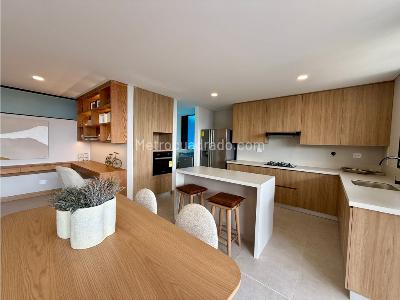 Apartamento de 3 alcobas en venta en Loma De Las Brujas, Envigado, 111 m² · foto 2 de 17