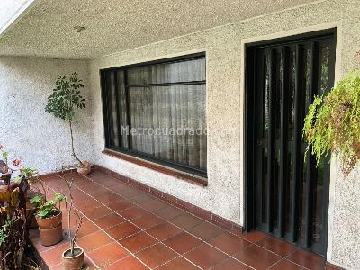 Casa de 4 alcobas en venta en Alhambra, Bogotá, 305 m² · foto 3 de 16