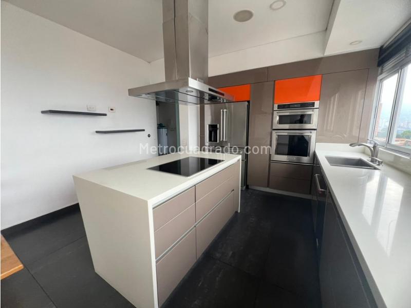 4BR Apartment in Loma Del Barro (306 m²)