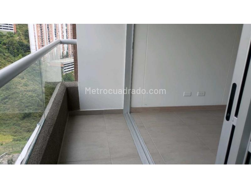 Elegant 3BR Apartment in Calasanz - 7