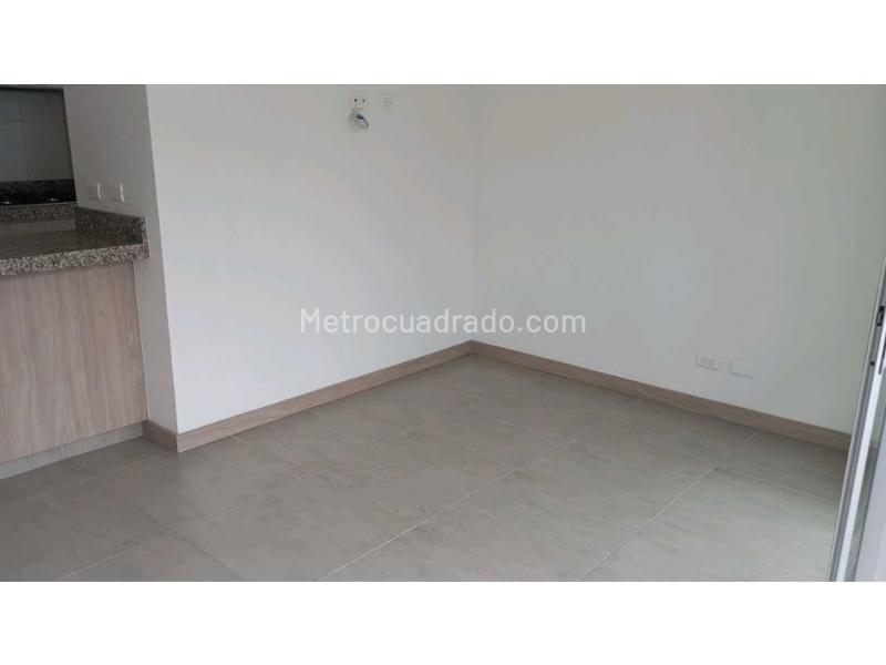 Elegant 3BR Apartment in Calasanz - 8