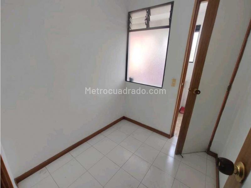Modern 4BR Apartment with Luxury Finishes in El Poblado - 9