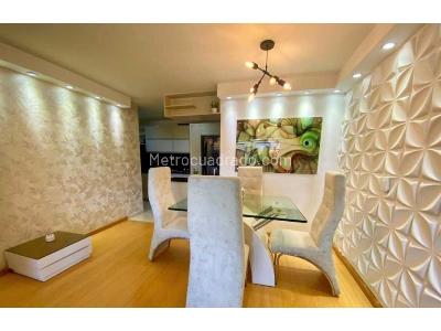 Apartamento de 3 alcobas en venta en Loma De Los Bernal, Medellín, 75 m² · foto 2 de 18