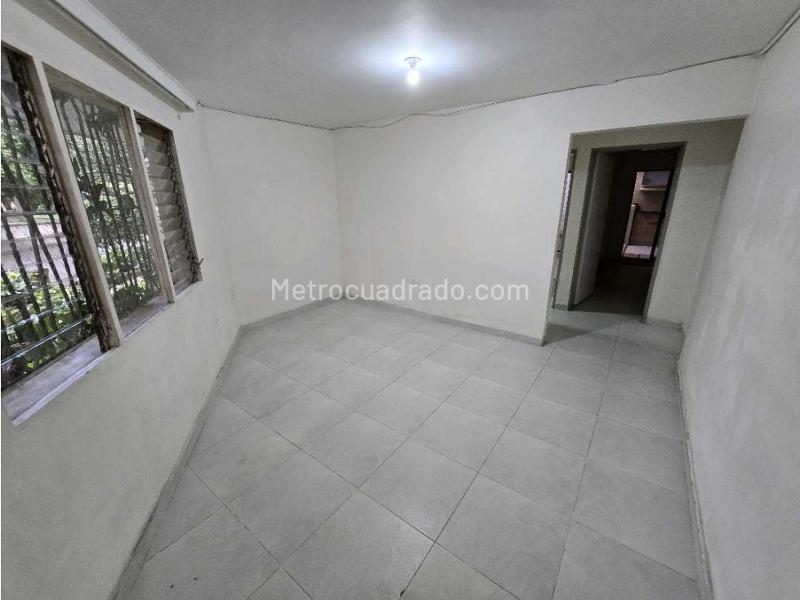 Casa Amplia de 3 Alcobas en La América para Arriendo - 2