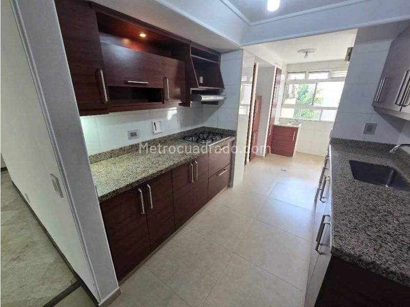 Apartamento Hermoso de 4 Alcobas con Piscina en El Poblado - 2