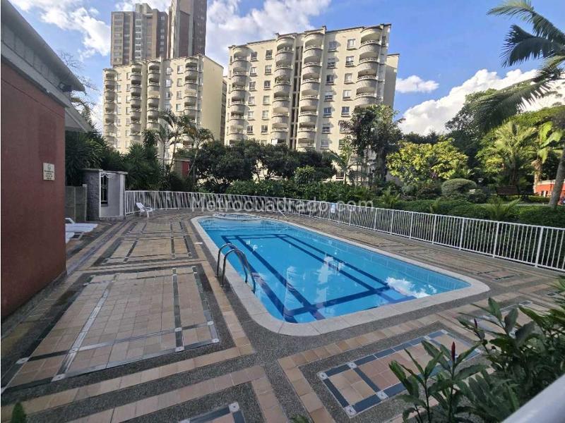 Apartamento Hermoso de 4 Alcobas con Piscina en El Poblado - 3