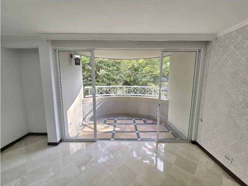 Apartamento Hermoso de 4 Alcobas con Piscina en El Poblado - 8
