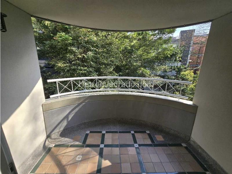 Apartamento Hermoso de 4 Alcobas con Piscina en El Poblado - 9