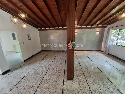 Casa de 5 alcobas en venta en Calasanz Parte Baja, Medellín, 230 m² · foto 5 de 19