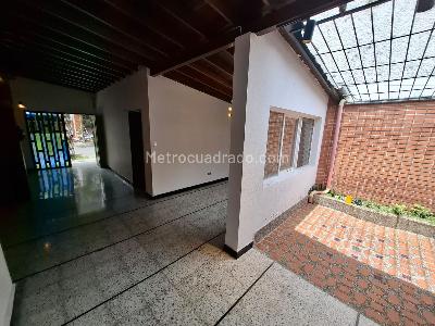 Casa de 5 alcobas en venta en Calasanz Parte Baja, Medellín, 230 m² · foto 10 de 19