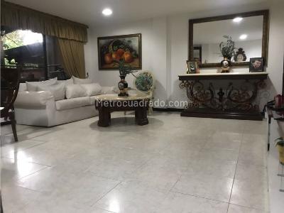 Casa de 4 alcobas en venta en Loma De Las Brujas, Envigado, 230 m² · foto 2 de 17