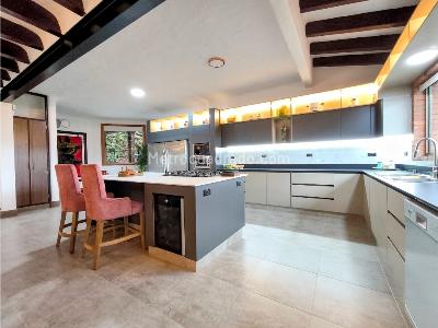 Casa de 5 alcobas en venta en El Escobero, Envigado, 375 m² · foto 2 de 14