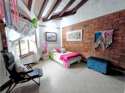 Casa de 5 alcobas en venta en El Escobero, Envigado, 375 m² · foto 3 de 14