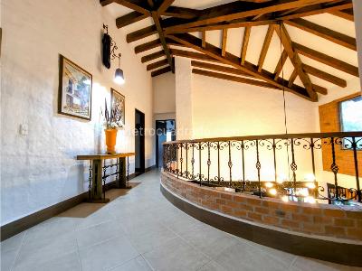 Casa de 5 alcobas en venta en El Escobero, Envigado, 375 m² · foto 4 de 14