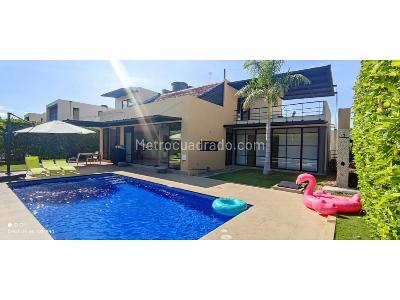Casa de 4 alcobas en venta en Ricaurte, Girardot, 249 m² · foto 7 de 9