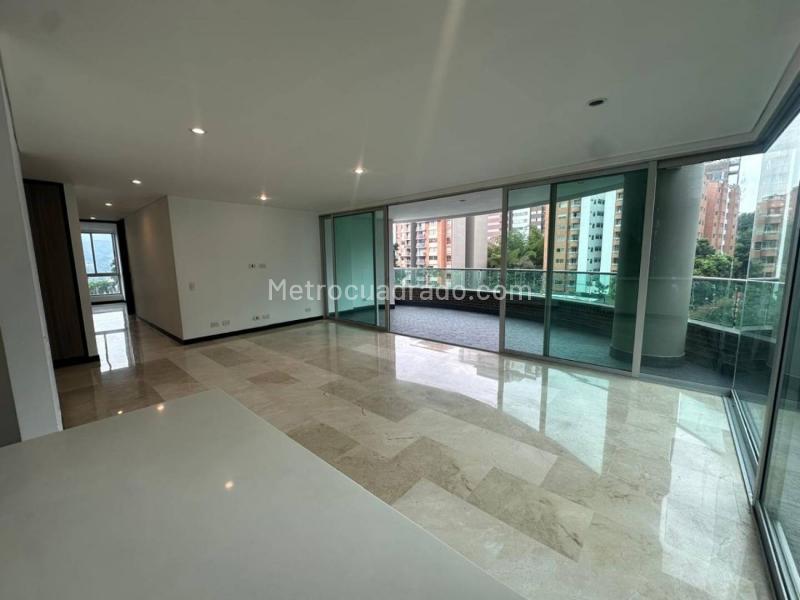 Apartamento de Lujo de 3 Alcobas y 5 Baños en El Poblado - 3