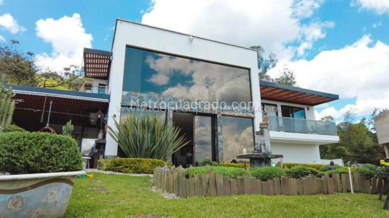 Strategic 3BR House with Jacuzzi in Las Palmas