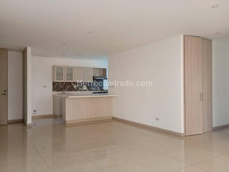 Spacious 3BR Apartment with Natural Light in El Poblado - 2