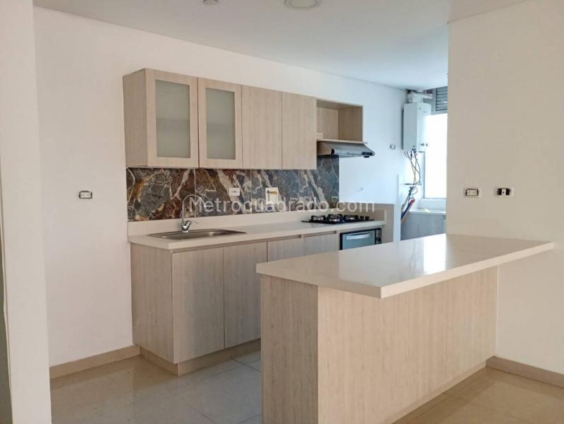 Spacious 3BR Apartment with Natural Light in El Poblado - 3