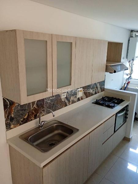 Spacious 3BR Apartment with Natural Light in El Poblado - 4