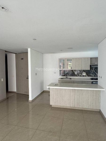 Spacious 3BR Apartment with Natural Light in El Poblado - 7