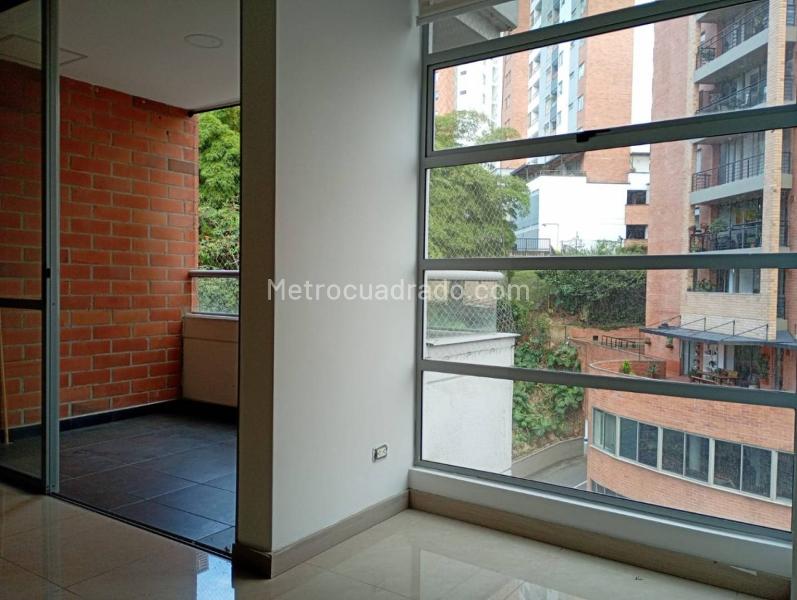 Spacious 3BR Apartment with Natural Light in El Poblado - 8