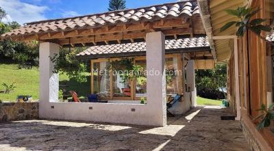 Casa de 3 alcobas en arriendo en Vereda Los Alticos San Antonio De Pereira, Rionegro · foto 2 de 16