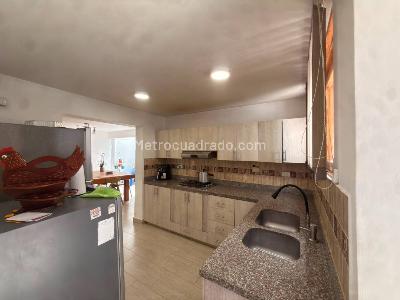 Casa de 3 alcobas en venta en Belen Rosales, Medellín, 194 m² · foto 2 de 13